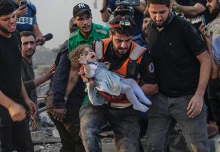 A Palestinian man carries a wounded girl after recovering her from the rubble of a destroyed area following Israeli air strikes in Gaza City. 📸 EPA / Mohammed Saber ⁠
#Israel #Gaza #Palestine...