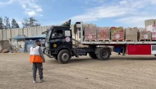 |English follows:
‎استلمت طواقم جمعية الهلال الأحمر الفلسطيني 5625 شاحنة 🚚من الهلال الأحمر المصري عبر معبر رفح منذ...