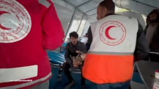 |English follows:
‏🚨تولين رأفت شلحة، 3 سنوات، أصيبت و والداها بقصف في منطقة الفالوجا يوم أمس، وصلت النقطة الطبية...