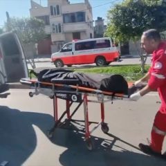 |English follows:
‏🚨رغم خطورة المنطقة وصعوبة الوصول اليها، فيديو يظهر مشاهد مروعة لاجلاء طواقم الهلال الأحمر...