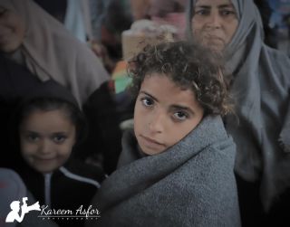|في ظل البرد القارس يقوم النازحون بلف الاطفال بالحرامات لحمايتهم من برد الشتاء 😞💔🇵🇸✌🏻
#اكسبلور_فولو...