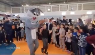 |English follows:
‏متطوعو الهلال الأحمر الفلسطيني يقومون بعمل فقرة ترفيهية للأطفال النازحين في مقر الجمعية في...