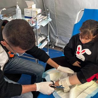 |English follows
فخورين بمتطوعي الهلال الأحمر الفلسطيني 🫶 الذين يواصلون اداء عملهم الإنساني في النقطة الطبية...