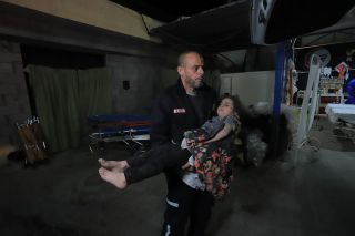 |Injuries reach the Kuwaiti hospital in Rafah after a bombing of a house in the centre of Rafah

اصابات تصل الي مشفى الكويتي برفح بعد قصف لمنزل وسط مدينة...