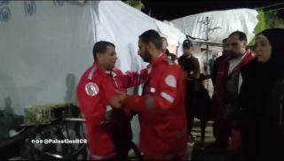 |English follows:
‏مسعفو الهلال الأحمر الفلسطيني في قطاع ⁧‫#غزة‬⁩ يودعون الشهداء الأربعة ويعزون بعضهم البعض في...
