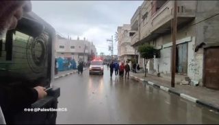 |English follows:
🚨جنازة تشييع ووداع شهداء طواقم اسعاف الهلال الاحمر الفلسطيني 🚑اليوم في دير البلح، الذين...