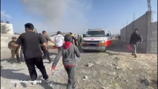 |English follows:
‏🚨اللحظات الأولى لقصف الاحتلال لمنزل في الحي النمساوي في ⁧‫#خانيونس‬⁩، حيث كانت طواقم الهلال...