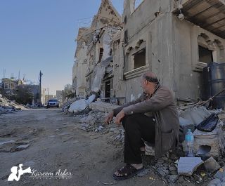 |This man lost his house in the decision area in Khan Younes, sitting on the rubble to stay in his land 😞💔🇵🇸✌🏻 

هذا الرجل فقد منزله بمنطقه القراره...