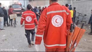 |English follows:
‏🚨طواقم الهلال الأحمر الفلسطيني تنقل ثلاثة شهداء وسبع اصابات جراء قصف الاحتلال لمنزل في دير...