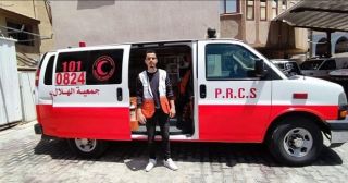 |‎اسلام ابو ريالة، 24 عاما، متطوع منذ ثلاثة اعوام في فريق اسعاف الهلال الأحمر الفلسطيني في قطاع...