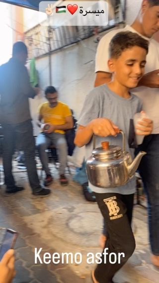 |احكيلكم شو قصة ميسرة هاد الطفل الحلو بقدم لصحافين يومين كاسة شاي من تحت ايديه  بدون مقابل تطوع ليخدم الصحافين...