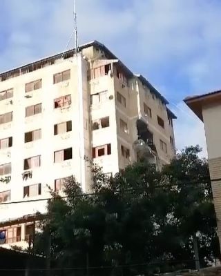 |English follows:
‏🚨عشرات العائلات النازحة في مقر الجمعية و مستشفى الأمل التابع للجمعية في خانيونس تلوذ بالفرار...