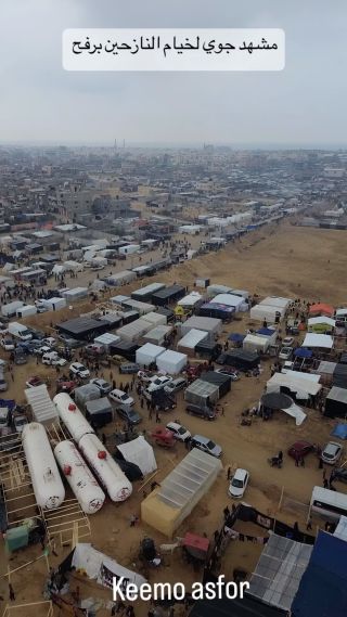 |Years pass, the world develops and advances, while the Gazan Palestinian continues his movements and forced displacement, forced from one tent to another like nomadic Bedouins.

تمر...