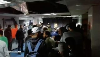 |English follows:‏
🚨الطواقم الطبية في مستشفى الأمل التابع للجمعية في ⁧‫#خانيونس‬⁩ تحاول انقاذ حياة احدى الاصابات...