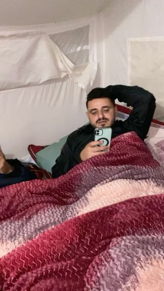 |The situation of the journalists in the tents in the night atmosphere and the freezing cold
@awad.abusharkh @loay.ayyoub @mohammed_fayq 
حال الصحافين بالخيام بالجواء...