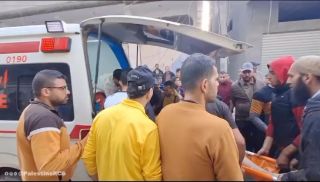 |English follows:
‏🚨طواقم الهلال الأحمر الفلسطيني تنقل شهيدا واصابتين 🚑جراء قصف الاحتلال امنزل في مخيم المغازي...