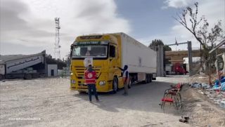 |English follows:
‏استلمت طواقم الهلال الأحمر الفلسطيني 4760 شاحنة 🚚من⁦  الهلال الأحمر المصري عبر معبر رفح‬⁩ منذ...