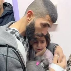 |English follows:
‏“صح انت بدك تصير مسعف متلي، عشان تنقذ الناس”⁉️

‏⭕️المسعف أحمد مطر وهو يتحدث مع طفله ويحاول...