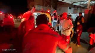 |English follows:
🚨لحظة وصول قافلة اجلاء الجرحى و النازحين من مستشفى الشفاء والمعمداني الى خانيونس.
📍تمكن الهلال...
