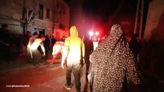 |English follows:
‏🚨طواقم الهلال الأحمر الفلسطيني تنقل عدد كبير من الشهداء والجرحى🚑، عقب استهداف الاحتلال الليلة...