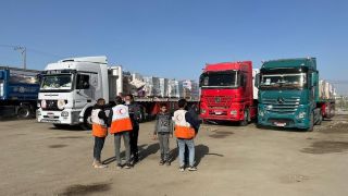 |English follows:
‏استلمت طواقم الهلال الأحمر الفلسطيني بالأمس 70 شاحنة 🚚من الهلال الأحمر المصري عبر معبر...