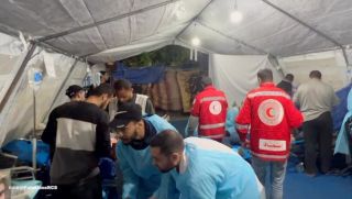 |English follows:
‏يواصل ابطال الهلال الأحمر الفلسطيني عملهم في النقطة الطبية التابعة للجمعية في ⁧‫#جباليا‬⁩...
