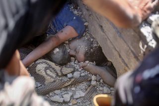A dead Palestinian boy found under the rubble of a destroyed building following Israeli airstrikes on town of Khan Younis, southern Gaza Strip, Thursday, Oct. 26, 2023.
Photo Mohammed Dahman
#gaza...