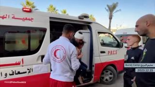 |English follows:
🚨طواقم الهلال الأحمر الفلسطيني تنقل عدد من الاصابات 🚑خلال استهداف منزل في البريج وسط قطاع...
