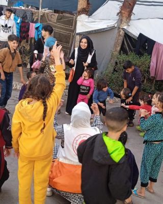 |English follows: 
‏فريق العمل المجتمعي في الجمعية ينفذ نشاطات ترفيهية وتثقيفية متنوعة مع الأطفال النازحين في مراكز...