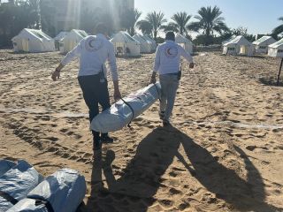 |English follows:
‏🙏بدء متطوعو  الهلال الأحمر الفلسطيني بالتجهيزات الأولية لاقامة المستشفى الميداني القطري 🇶🇦في...