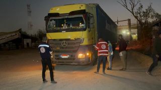 |‏‎‏استلمت طواقم الهلال الأحمر الفلسطيني اليوم 100 شاحنة من الهلال الأحمر المصري عبر معبر رفح، محملة...