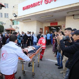 |‎مستمرون في العمل 🤚🚑
‎بالرغم من الظروف الصعبة التي نعيشها في قطاع #غزة، تواصل طواقمنا الطبية العمل معكم...