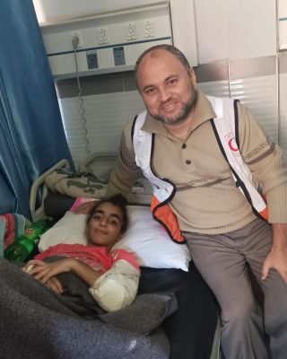 |الطفلة هيا عروق فقدت والدتها و جميع أخوتها، ثلاث بنات وأخوين بعد قصف منزلهم في غزة.
‏أصيبت هيا بكسر باليدين...