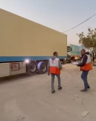 |English follows: 

‏استلمت طواقم الهلال الأحمر الفلسطيني اليوم 80 شاحنة 🚚 من الهلال الأحمر المصري عبر معبر رفح،...