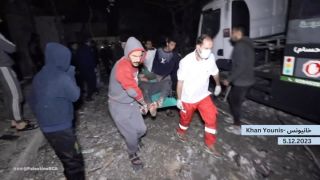 |English follows:
‏📍الزميل محمد منصور ينقل لنا الصورة خلال عمل طواقم الهلال الأحمر الفلسطيني ليلة أمس في نقل الجرحى...