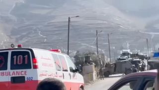 |🚨The IOF prevents PRCS emergency medical services teams from reaching a young man who was shot at the Al-Murabaa checkpoint near #Nablus.
قوات الاحتلال تمنع طواقم اسعاف...