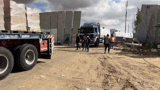 |‎‏استلمت طواقم الهلال الأحمر الفلسطيني اليوم 50 شاحنة 🚛من الهلال الأحمر المصري عبر معبر رفح، محملة...