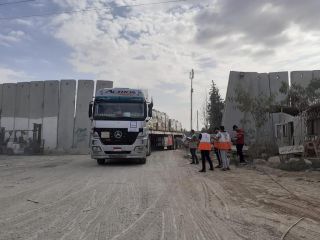 |The Palestine Red Crescent crews have now received aid trucks through the Rafah crossing from our partners in the Egyptian Red Crescent.
طواقم الهلال الاحمر الفلسطيني...