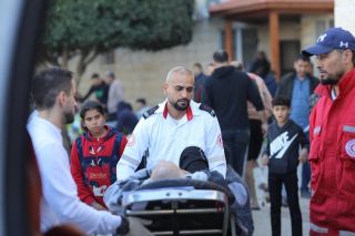 |مستمرون في العمل 🤚🚑
‎بالرغم من الظروف الصعبة التي نعيشها في قطاع #غزة، تواصل طواقمنا الطبية العمل معكم...