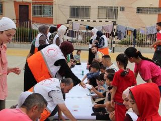 |طواقم الدعم النفسي الاجتماعي في الهلال الاحمر الفلسطيني تقدم خدمات الدعم النفسي للاهالي النازحين وأطفالهم...