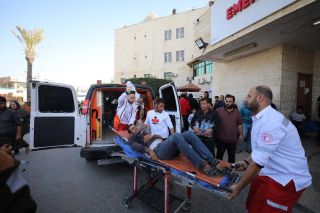|‏🚑 يواصل ابطال الهلال الاحمر الفلسطيني عملهم لنقل الشهداء والجرحى في قطاع غزة.
‏🚨32 شهيدا في قطاع...