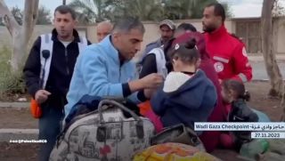 |‏🫶 أبطال الهلال الأحمر الفلسطيني يساعدون ام وطفلة متعبة 👏خلال نزوحهم نحو جنوب القطاع عبر حاجز وادي #غزة...
