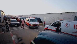 |English follows: 
‎تحية لأبطال العمل الإنساني 👏الذين يواصلون العمل ليل نهار للتخفيف من معاناة اهلنا في قطاع...