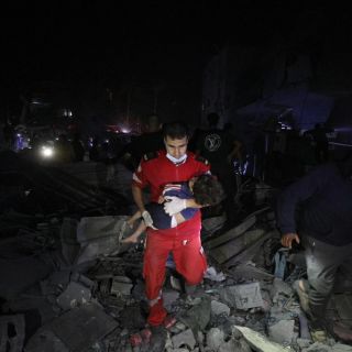 |مستمرون في العمل 🤚🚑
‎بالرغم من الظروف الصعبة التي نعيشها في قطاع #غزة، تواصل طواقمنا الطبية العمل معكم...