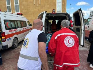 |🚑خلال اجلاء الاطفال الخدج الثمانية وعشرين عند معبر رفح لتلقي العلاج في مستشفيات...