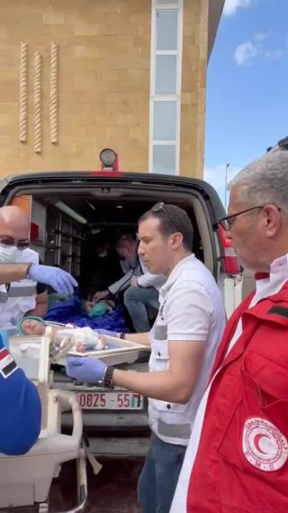 |🔴🚑 الزميل محمد أبو مصبح من أمام معبر رفح يحدثنا عن عملية إجلاء ال ٢٨ طفلاً من الأطفال الخدج، إلى المشافي...