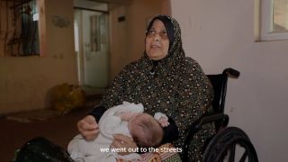 |إحدى النازحات في مستشفى الأمل التابع للجمعية في خانيونس، تروى معاناتها في ظل انقطاع الكهرباء والماء ونقص...