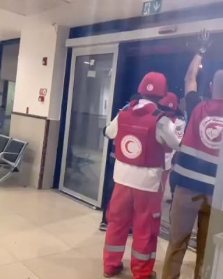 |English follows:

🚨 قوات الاحتلال تحتجز طواقم الاسعاف في مستشفى ابن سينا وتقوم بتفتيش مركبات الاسعاف بشكل عنيف...