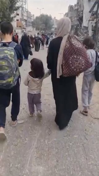 |🔴 لحظات صادمة لآلاف النازحين وعشرات المرضى  الذين نزحو من مستشفى القدس في غزة إلى الجنوب 🏥 في رحلة عذاب...