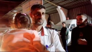 |اللحظات الاولى للقاء المسعف شادي الطيف مع ابنته❤️بعد غياب عنها دام اكثر من شهر.
👏🫶تحية لشادي وكل ابطال...